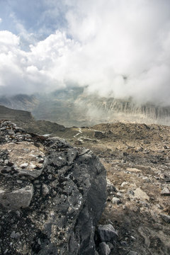 Himalaya Berggipfel und Schluchten in Wolken