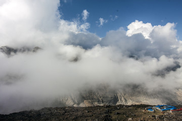 Obraz na płótnie Canvas Himalaya Basecamp Berggipfel und Schluchten in Wolken