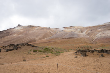Landschaft mit Fumarolen im Geothermalgebiet Námaskarð – Hverir / Nord-Island