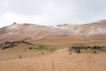 Landschaft mit Fumarolen im Geothermalgebiet Námaskarð – Hverir / Nord-Island