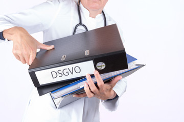 Arzt mit Akten auf denen DSGVO steht