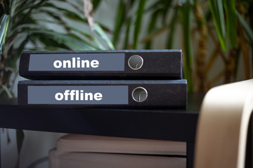 Schwarze Ordner mit online - offline