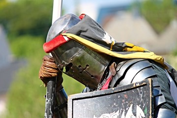 Ritter mit Rüstung ist müde