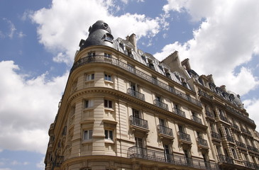 Fototapeta na wymiar Immeuble du quartier de la plaine Monceau à Paris