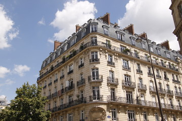 Fototapeta na wymiar Immeuble ancien du quartier de la plaine Monceau à Paris 