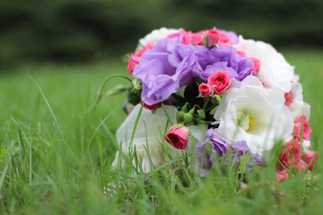 bouquet of the bride with wedding rings lies 