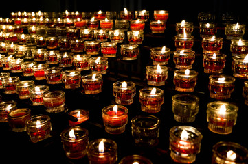 Viele rote Kerzen in der Kirche