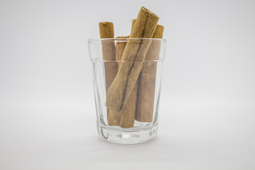 Canela em pau no fundo branco