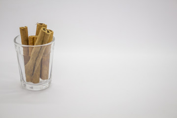 Canela em pau no fundo branco