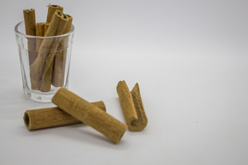Canela em pau no fundo branco