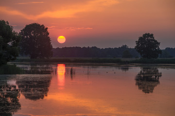Zachód słońca nad wodą © Piotr Szpakowski