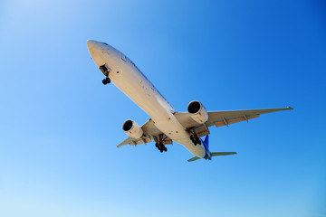 Fototapeta na wymiar passenger airplane flying in the blue sky.