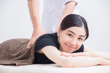 エステや整体で施術を受ける女の子
