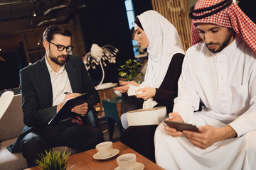Obraz premium Arab woman answers questions of psychologist.