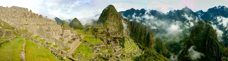 Papier Peint photo Machu Picchu Cuzco, Pérou - Mai 2015 : Machu Picchu, &quot la cité perdue des Incas&quot , un ancien site archéologique dans les Andes péruviennes