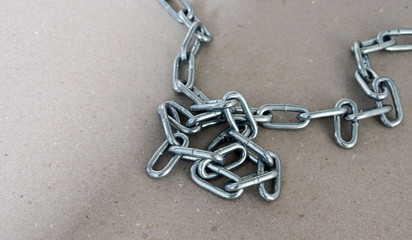 A chain of loose silver metal