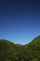 新緑の山と青空