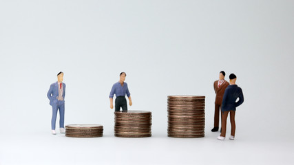 Pile&nbsp;of&nbsp;coins&nbsp;and miniature&nbsp;men