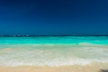 Fototapeta premium Beautiful water spalsh and bright water at the tropical beach with blue sky