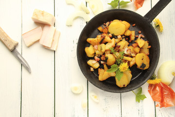 Bratkartoffel Pfanne frische Kräuter Tisch Freiraum Bratkartoffeln Röstkartoffeln Kartoffeln