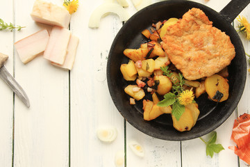 Bratkartoffeln mit frisch gebratenem Schnitzel Pfanne Tisch Overhead Freiraum 