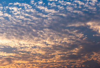 Obraz premium colorful dramatic sky with cloud at sunset.