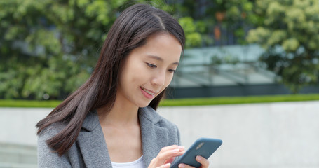 Fototapeta premium Business woman sending sms on cellphone