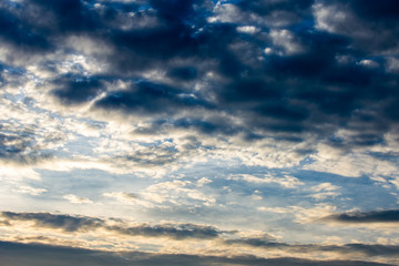 Obraz premium kolorowe dramatyczne niebo z chmurą o zachodzie słońca.