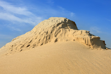 Piaszczysta góra, wydma na pustyni.