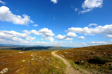 Karge Landschaft bei schönem Wetter
