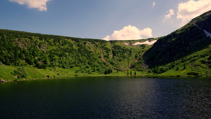 Mały Staw - urokliwe jezioro w Karkonoszach, pasmie Sudetów