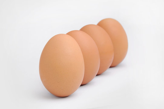 Huevos nutritivos en fila