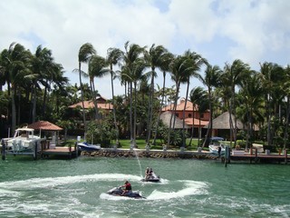 Miami Leben am Wasser mit Jetski und Villa unter Palmen