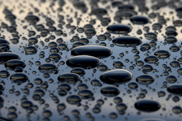 Wassertropfen auf Autodach