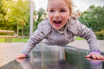 playing girl spielplatz mädchen