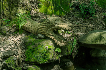 東京の自然　等々力渓谷２３　龍の彫像と池