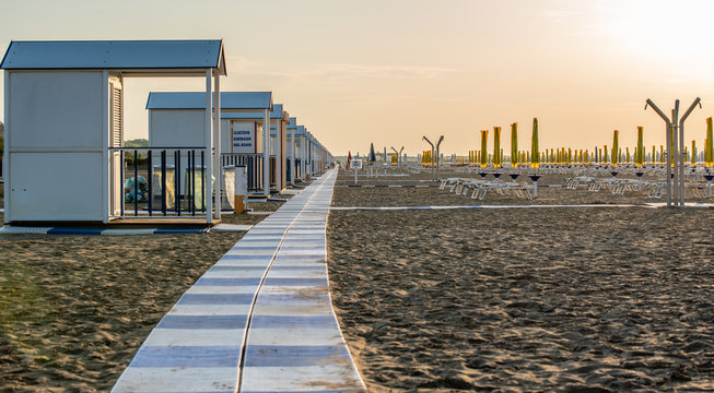 Italienische Adria, Caorle, Schirme am Strand