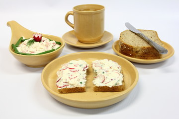 cottage cheese with vegetables, bread and tee - breakfast menu