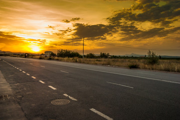 atardecer en la carretera