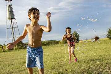 nenes jugando aire libre