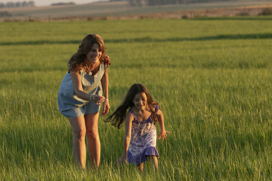 madre con nena en pradera campo