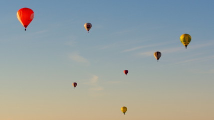 Naklejka premium Balony na tle wieczornego nieba - sporty i wyzwania powietrzne