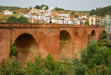 Fototapeta premium Montoro, puente sobre el Guadalquivir, Córdoba, turismo por Andalucía, España