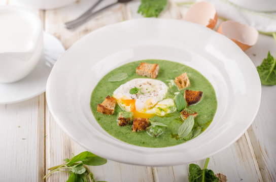 Spinach soup with poached egg