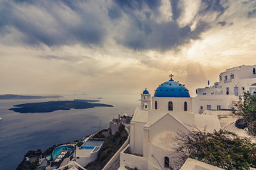 Fototapeta na wymiar Impresionante vista de las iglesias con las cupolas azules in Santorini, Grecia
