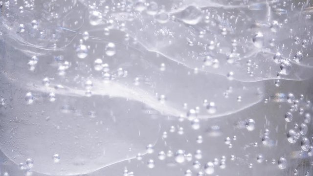 氷とサイダーの入ったコップを撹拌する