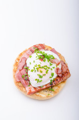 Egg benedict delish food, crispy bacon