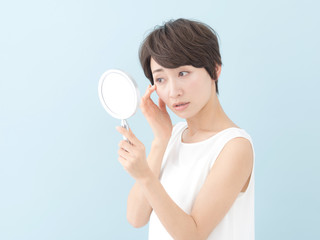 悩む女性・ブルーバック