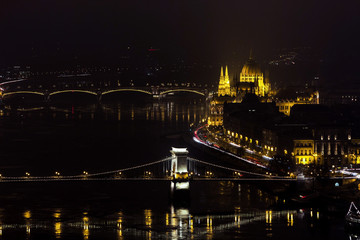 Obraz premium Budapest bridges and Parliament at night