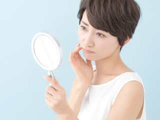 悩む女性・ブルーバック